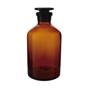 Fles met smalle hals, amberkleurig, met stop van geslepen glas