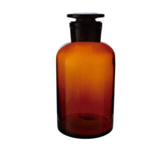 Fles met weijde hals, amberkleurig, met stop van geslepen glas